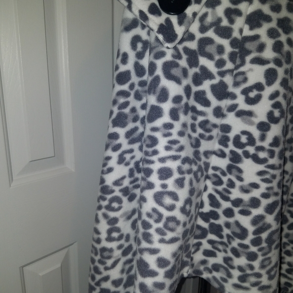 Snow Leopard Wrap - Picture 4 of 8